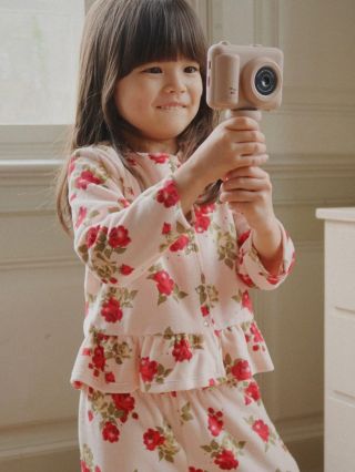 Say cheese! 😚✌🏼 Malí tvůrci si tuhle dětskou digitální kameru od Konges Sløjd zamilují! Selfie mód, videa i mini hry –...