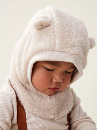 Heboučké, hřejivé a neskutečně cute! 🧸✨ Kukly od značek Liewood, Hvid a Konges Slojd se postarají o teploučko a maximální...