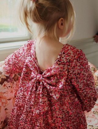 Sezóna vánočních představení, koncertů a školních besídek se blíží 🎀✨ Čarovné šaty a kabelky od Konges Slojd si zamiluje...